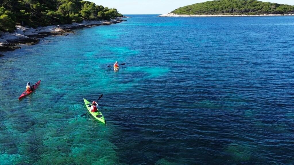 kayak Hvar crystal clear sea